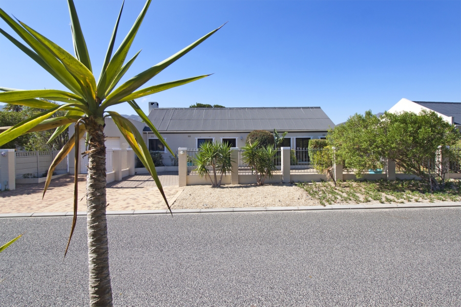 3 Bedroom Property for Sale in Milkwood Park Western Cape